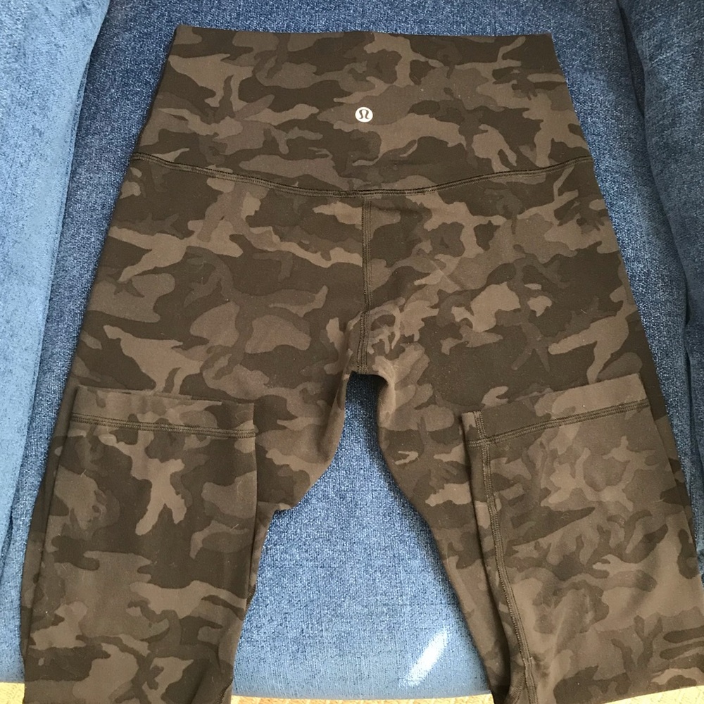 Lululemon 🍋 Align crops 21”